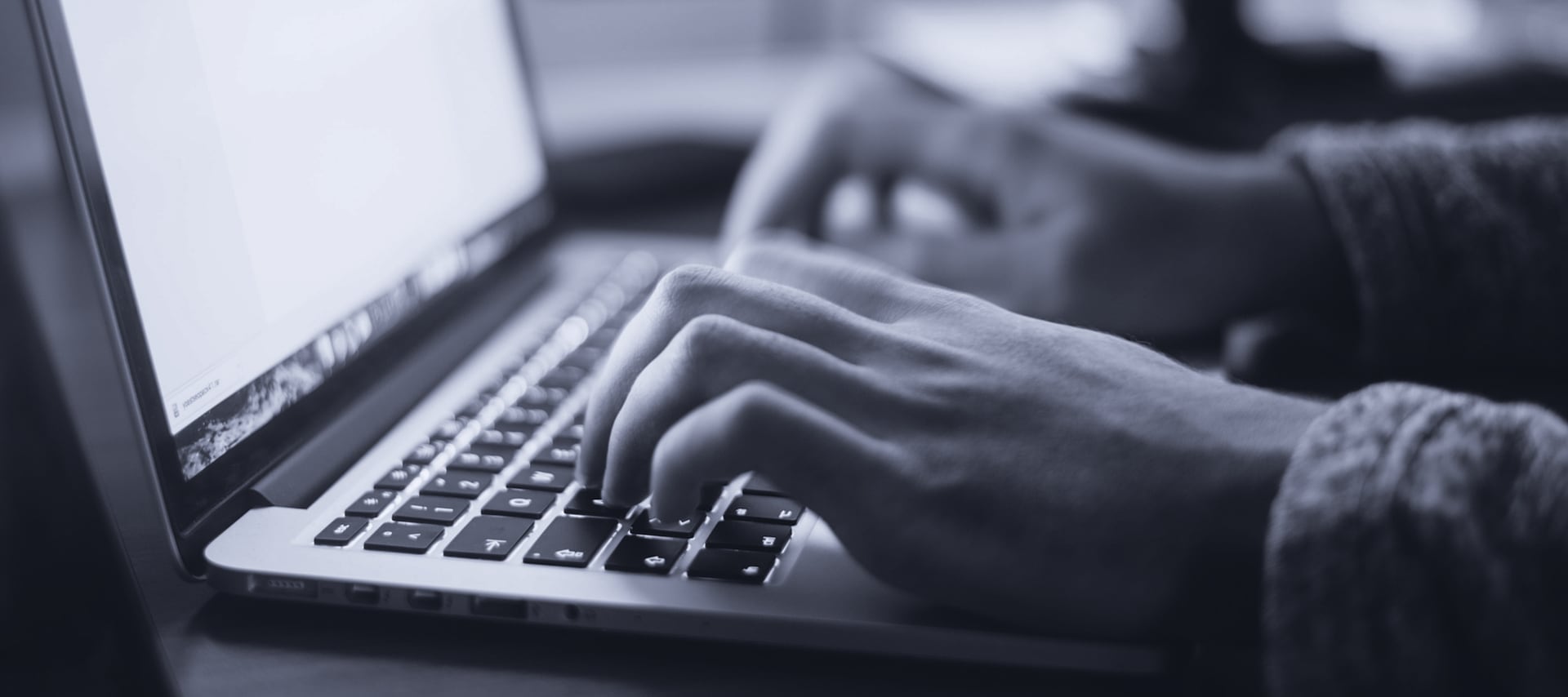 Schreibende Hände auf Laptop-Tastatur. Martens & Partner Executive Search