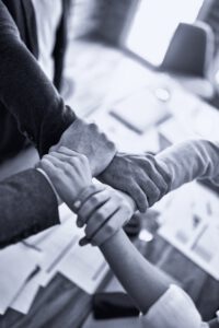 Bildmotiv mit ineinandergreifenden Händen. Martens & Partner Executive Search