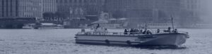 Alsterschiff Cabrio vor Jungfernstieg Kulisse und Martens & Partner Executive Search Office.