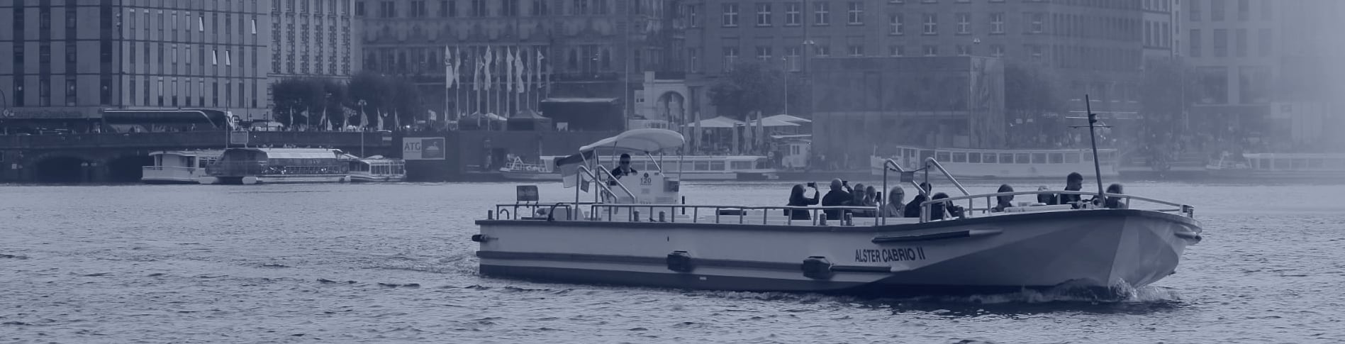 Alsterschiff Cabrio vor Jungfernstieg Kulisse und Martens & Partner Executive Search Office.
